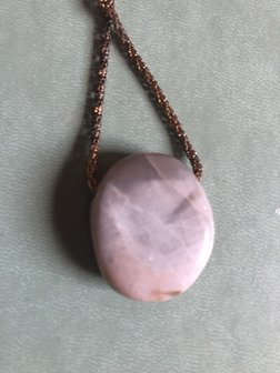 Ketting met grijze hanger van versteend hout