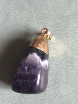 Prachtige hanger van chevron amethyst / amethist met goudkleurige afwerking