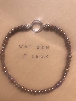 Korte ketting van Nikki Lissoni met prachtige bruine parels, met verguld gouden sluiting