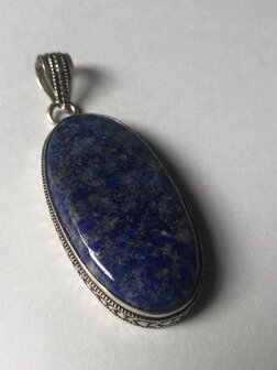 Lange ovalen hanger van lapis lazuli in zilveren zetting