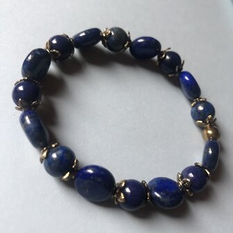 Mooie armband met lapis lazuli en goudkleurige &#039;blaadjes&#039;