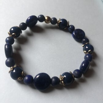 Mooie armband met lapis lazuli en goudkleurige tussenkraaltjes