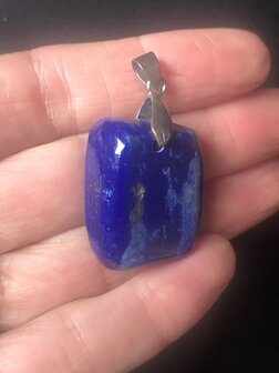 Mooie dikke vierkante hanger van lapis lazuli met zilveren haakje