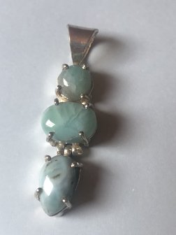 Mooie zilveren hanger met drie larimar stenen 