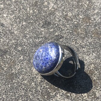 Ovalen ring met lapis lazuli, in zilverkleurige zetting, verstelbaar