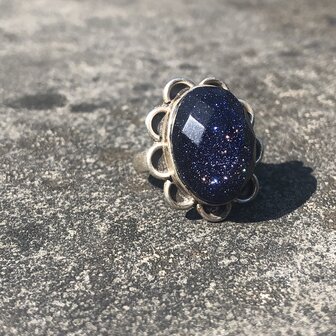 Ovalen zilveren ring met blauwe goudsteen, maat 17