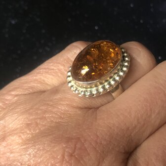 Ovalen zilveren ring van warm barnsteen / amber, maat 17