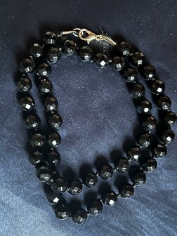 Ketting met krachtig onyx, gefaceteerde kralen