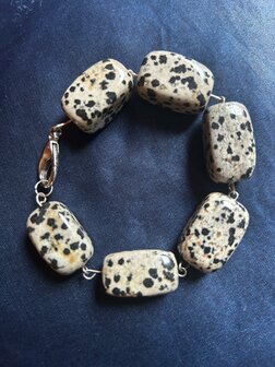 Prachtige armband van grote dalmati&euml;r jaspis kralen