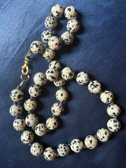 Ketting met ronde dalmati&euml;r jaspis kralen