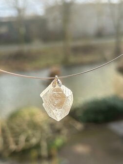 Hanger van apofyliet aan zilverkleurige spang / ketting