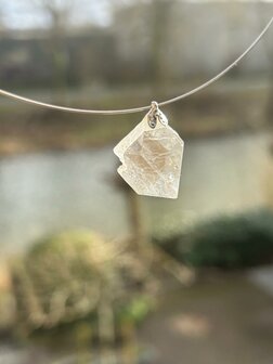 Hanger van apofyliet aan zilverkleurige spang / ketting