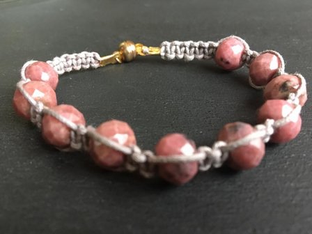 Armband van rhodoniet met macram&eacute;