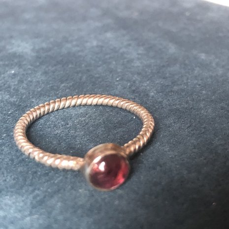 Zilveren ring met prachtige met rubeliet / roze toermalijn, maat 19