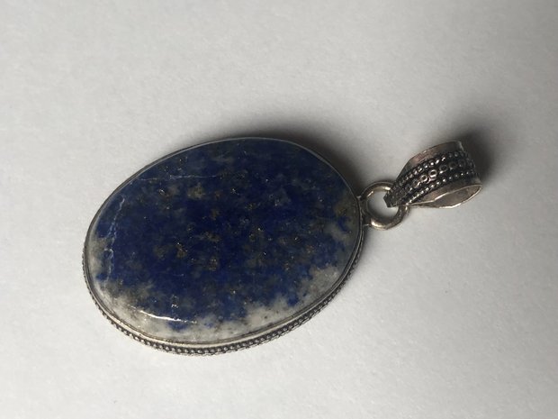 Mooie ovalen hanger van lapis lazuli, in zilveren zetting