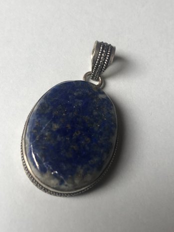 Mooie ovalen hanger van lapis lazuli, in zilveren zetting