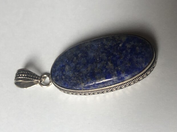 Lange ovalen hanger van lapis lazuli in zilveren zetting