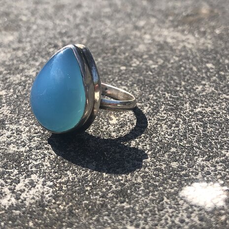 Prachtige 925 zilveren ring van diepblauw chalcedoon, maat 17,5