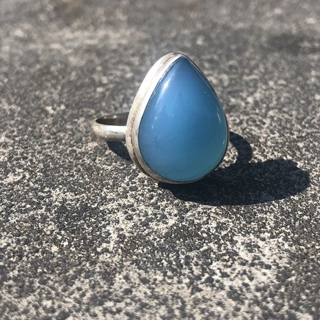 Prachtige 925 zilveren ring van diepblauw chalcedoon, maat 17,5