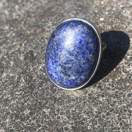 Ovalen ring met lapis lazuli, in zilverkleurige zetting, verstelbaar