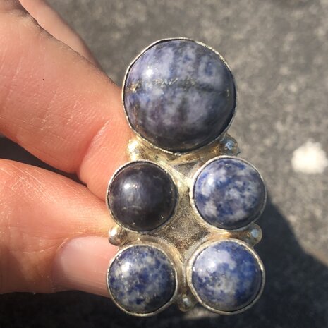 Zilveren ring met 5 ronde lapis lazuli, in fijne zilveren zetting, maat 16,5