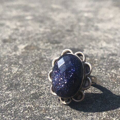 Ovalen zilveren ring met blauwe goudsteen, maat 17