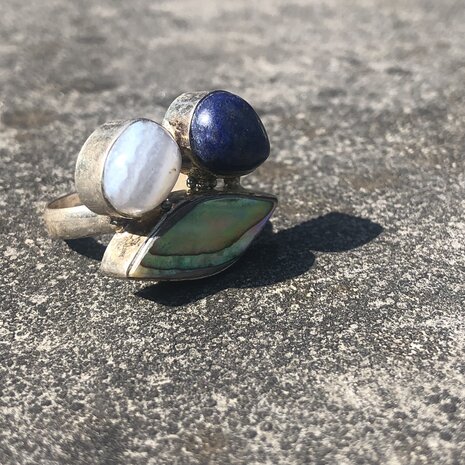 Unieke 925 zilveren ring van lapis lazuli, chalcedoon en parelmoer, maat 19