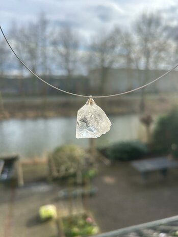 Hanger van apofyliet aan zilverkleurige spang / ketting