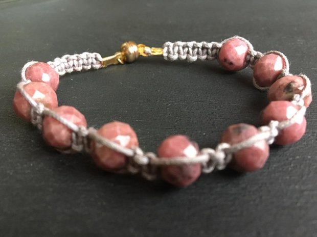 Armband van rhodoniet met macramé